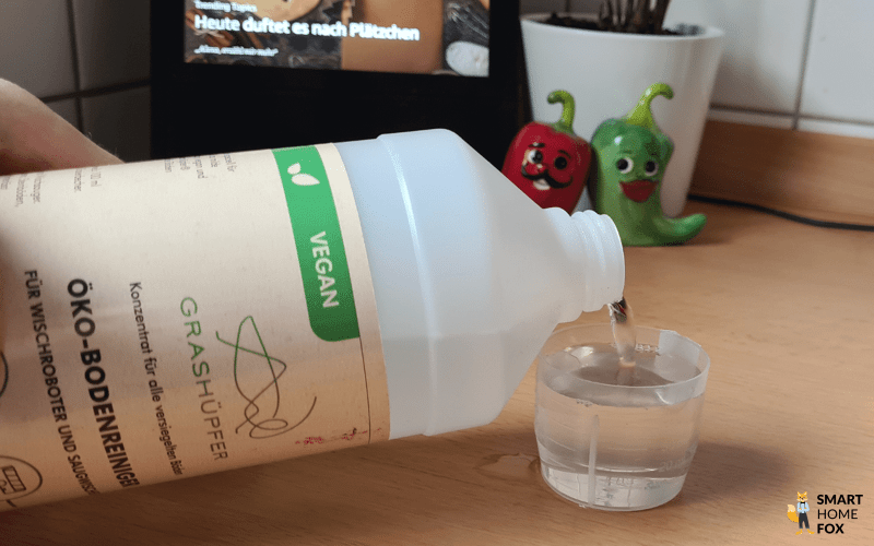 Der Reiniger wird in einem Messbecher eingefüllt.